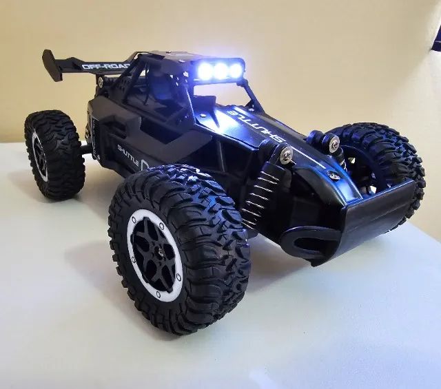 Carrinho de Controle Remoto Recarregável Com Farol Led Pneus de Borracha Suspensão Caixa