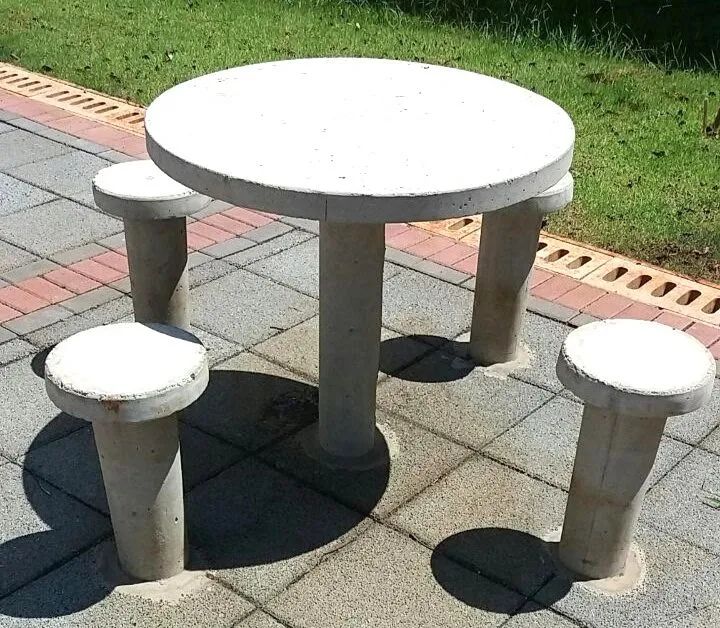 Mesas concreto para área de  jardim e piscina 