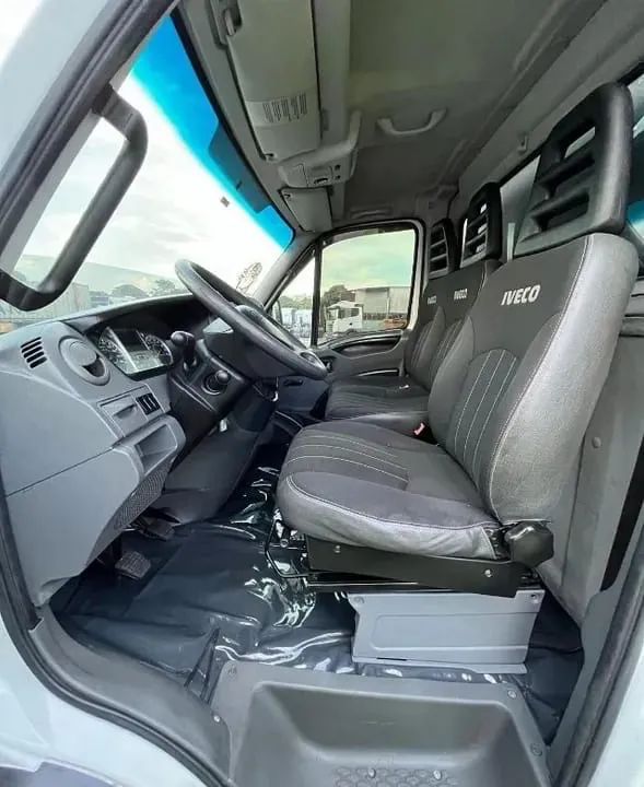Iveco daily 55C17 baú 2013 - Foto 8