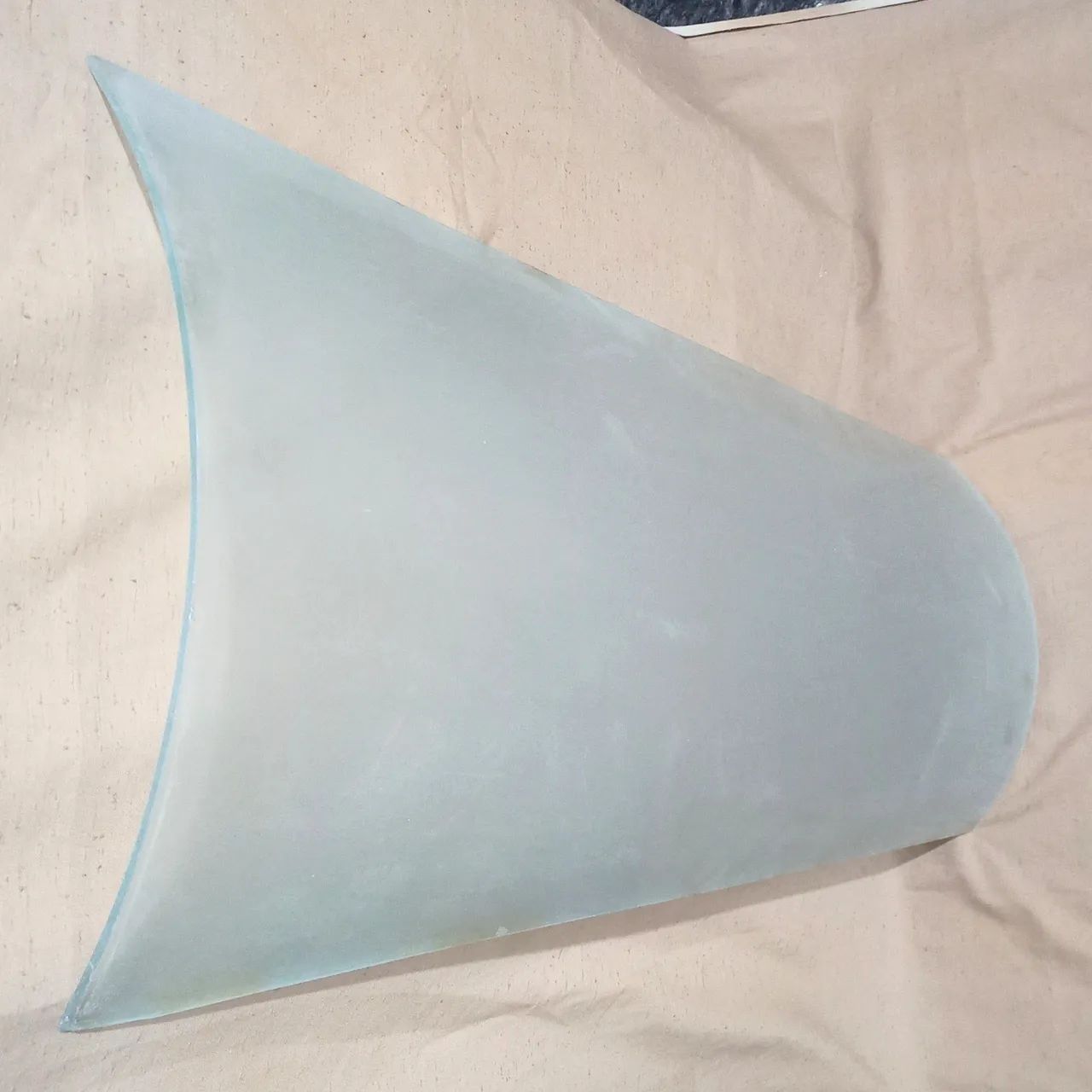 Vidro curvo e fosco.