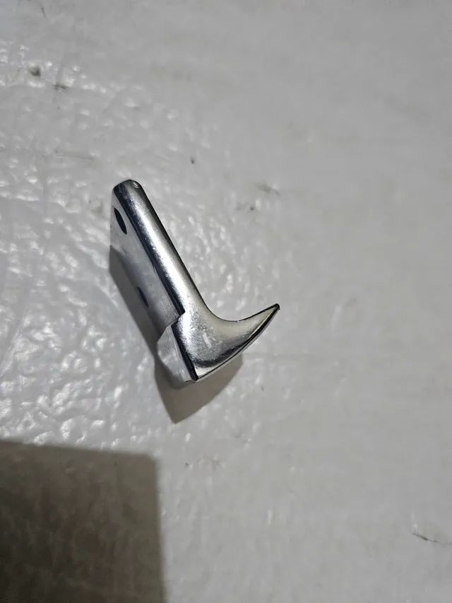 Fiorino furgao 147 batente fechadura tampa traseira novo original  - Foto 5