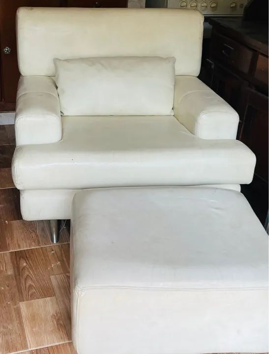 poltrona c puff de Couro Branco - Foto 2