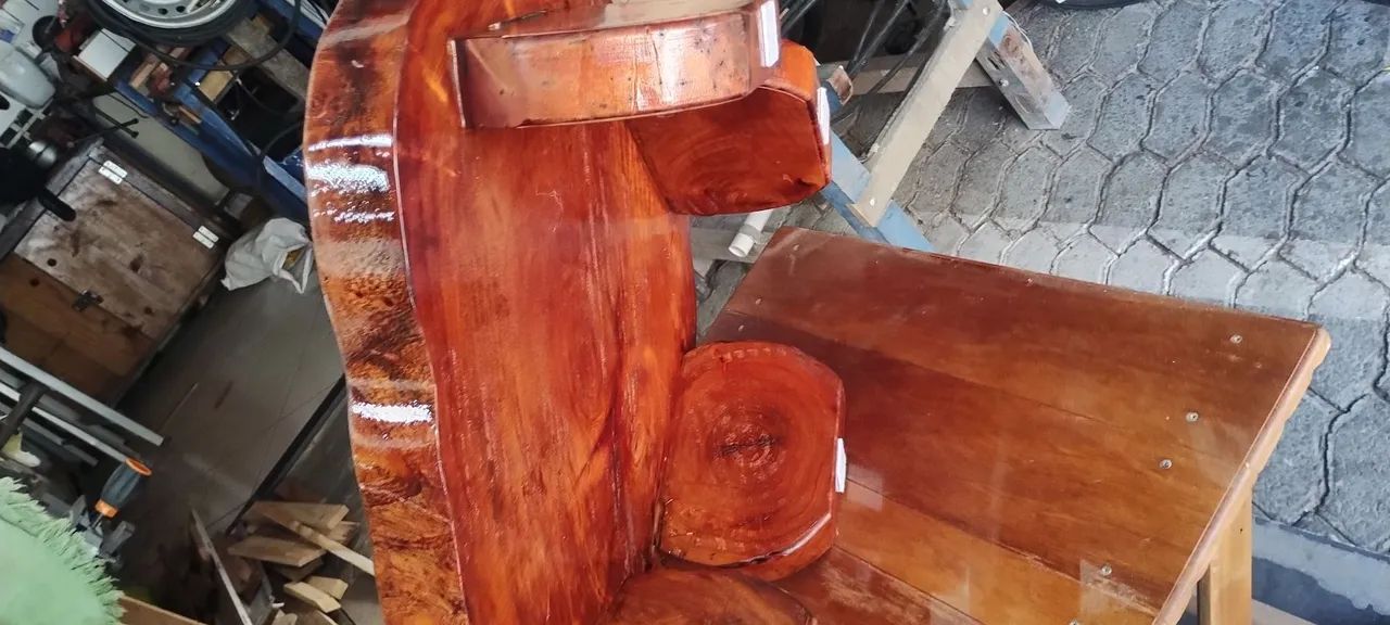 Mesa de centro eletrificada em madeira maciça e resina com veios pretos. - Foto 5