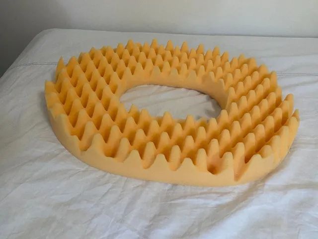 Almofada terapêutica em espuma, com orifício - Foto 2