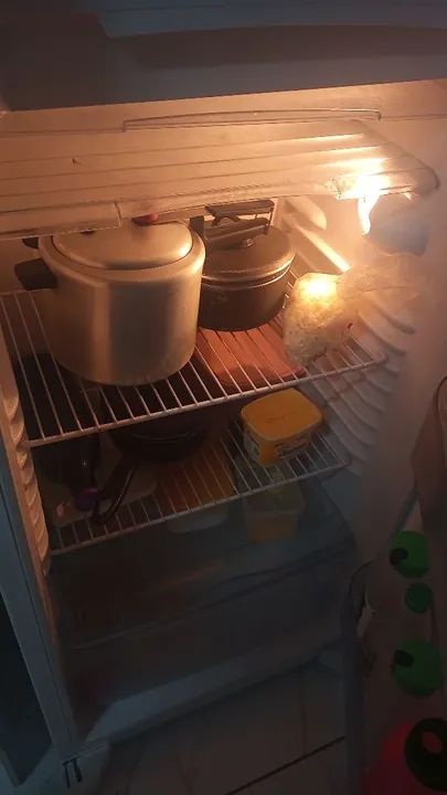 Geladeira semi nova tudo funcionado venda 800 pra sair logo - Foto 3