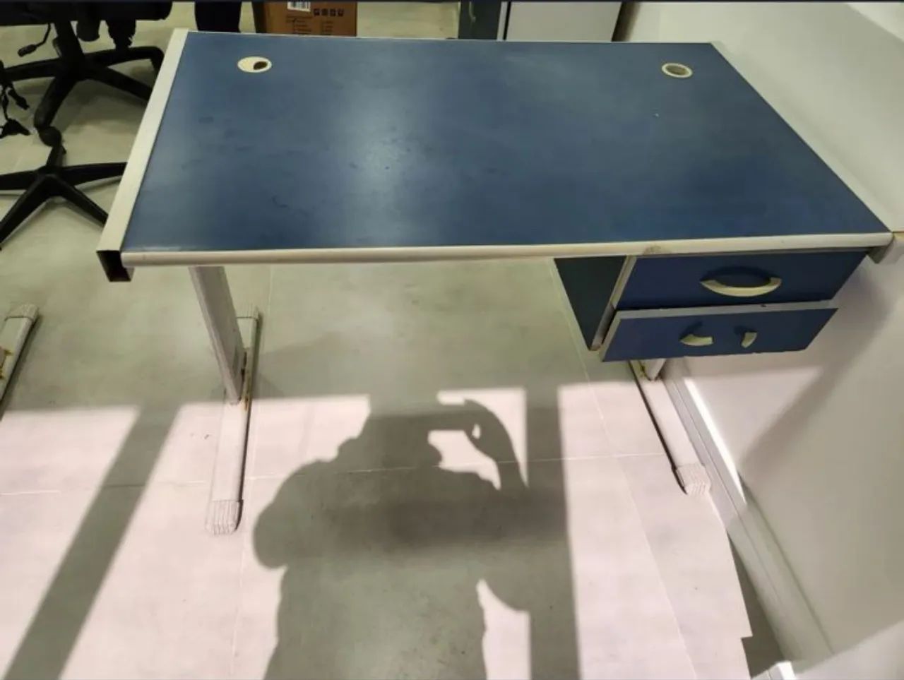 Mesa de Escritório Azul com Gavetas Intactas