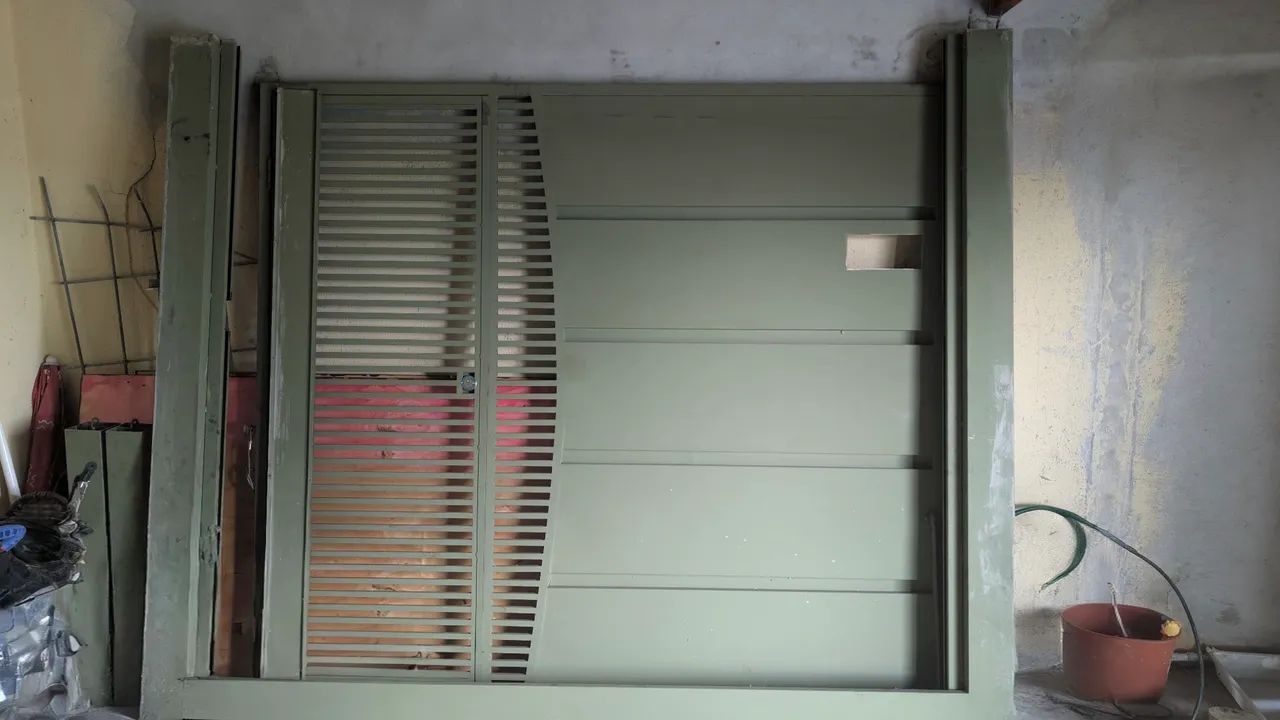 Portão de garagem em aço com design moderno