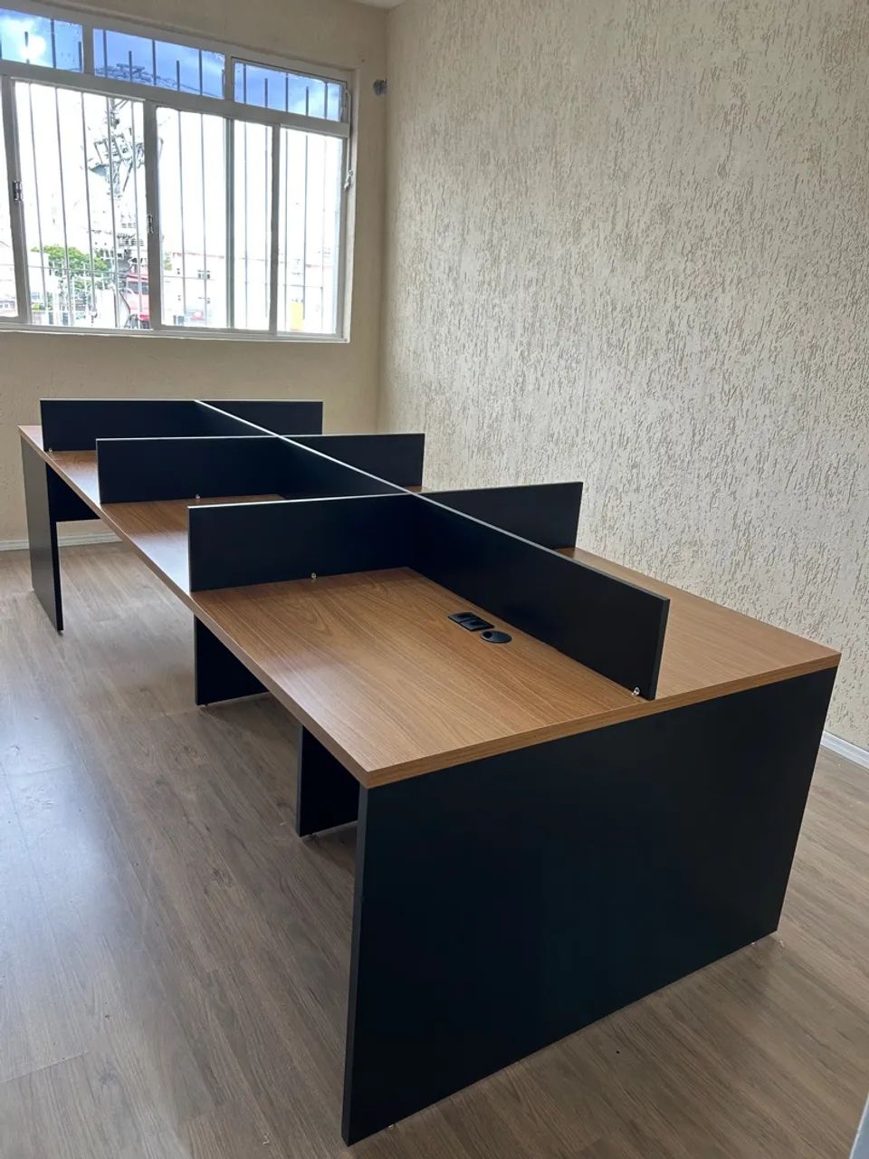 Mesa para escritório com divisórias - Excelente estado - Foto 2