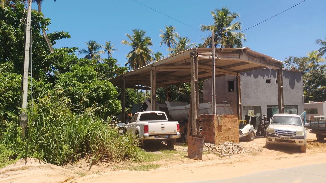 Terreno com galpão em construção na praia