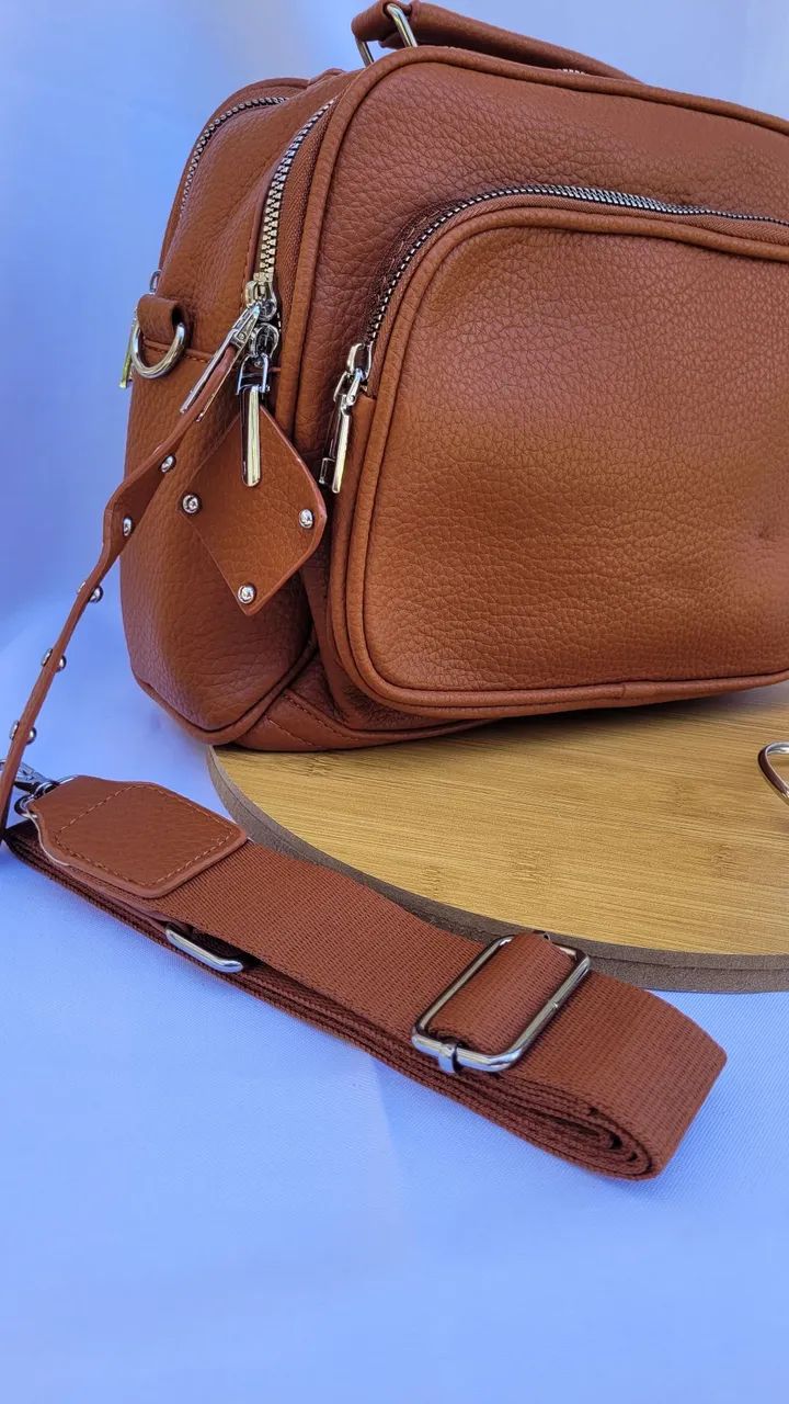 Bolsa média marrom com detalhes prateados e alça longa ajustável - Foto 4