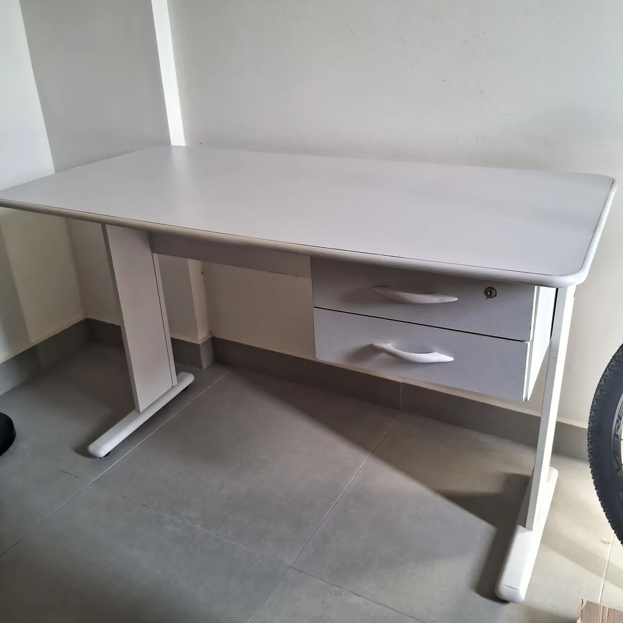 Escrivaninha cinza claro com gavetas - Foto 2