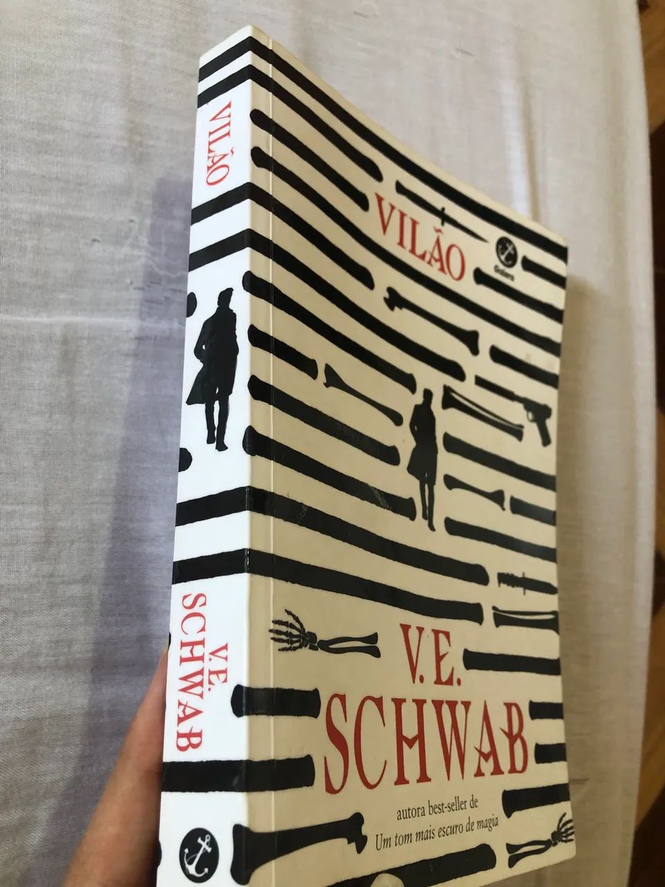 Livro- Vilão - V. E. Schwab - Foto 3