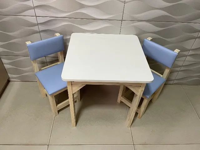 Mesa mdf baú, com cadeiras estofadas, azul claro
