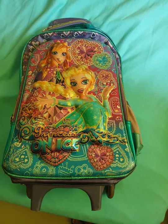Mochila Infantil com Rodinhas - Princesas no Gelo