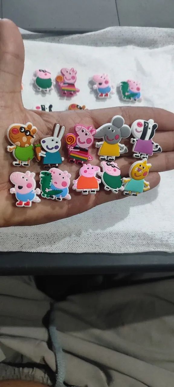 Kit 10 Enfeites para chinelos Peppa Pig - Foto 3