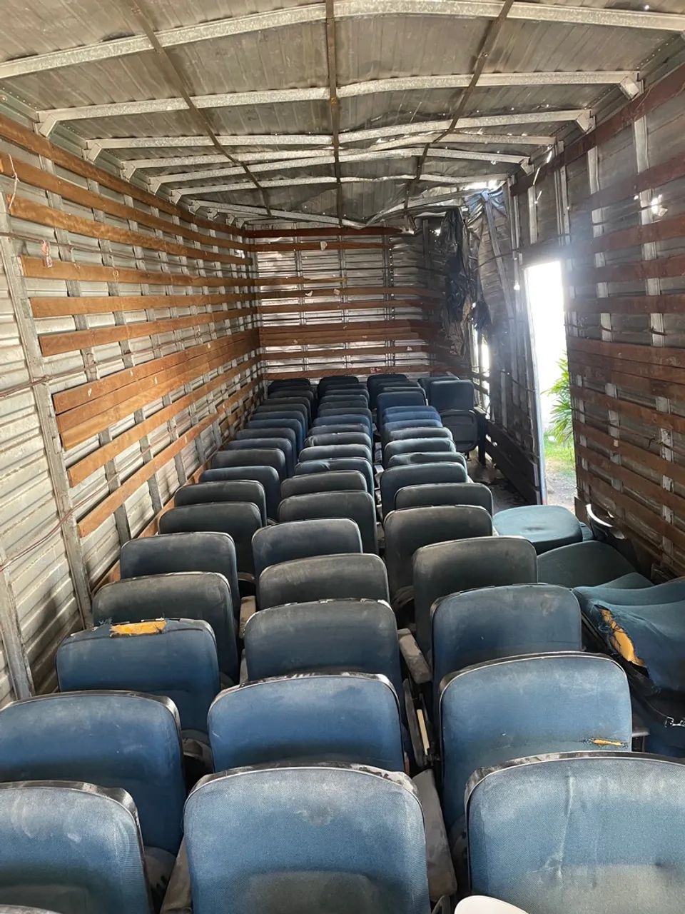 60 poltronas de auditório com prancheta para reformar  - Foto 5