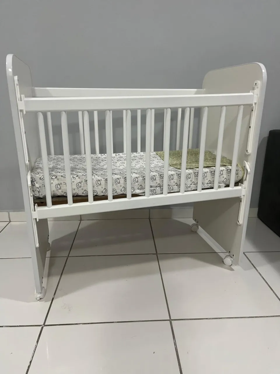 Berço Infantil Branco com Rodinhas