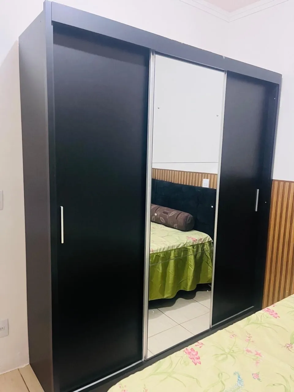 Guarda-Roupa Preto com Espelho - Elegância e Organização