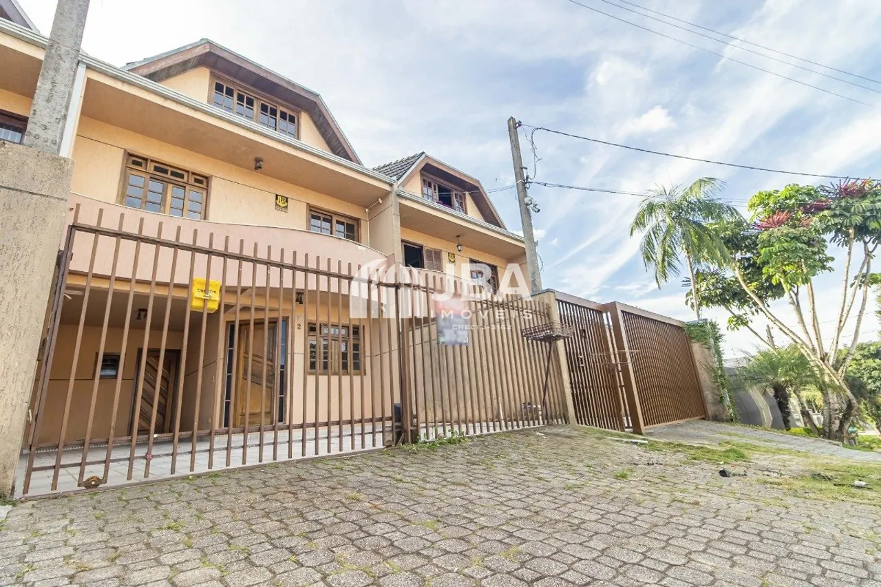 EXCELENTE SOBRADO TRIPLEX NO GUABIROTUBA.