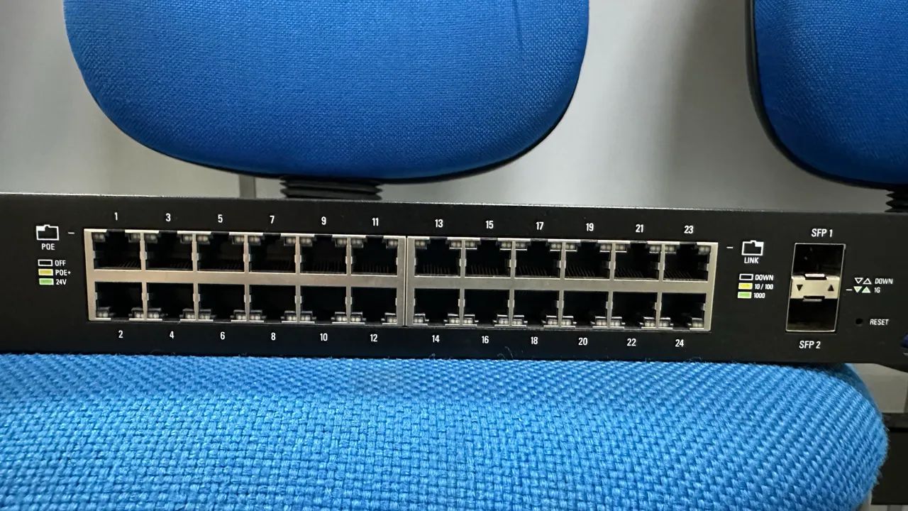 Switch Ubiquiti Unifi ES-24-250W 24 Portas - Foto 2