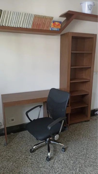 Mesa de Escritório em Madeira com Cadeira