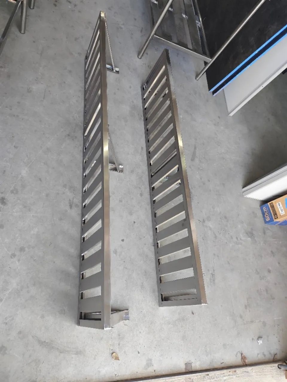 Prateleira Suspensa em Inox com Mão Francesa para Otimização de Espaço