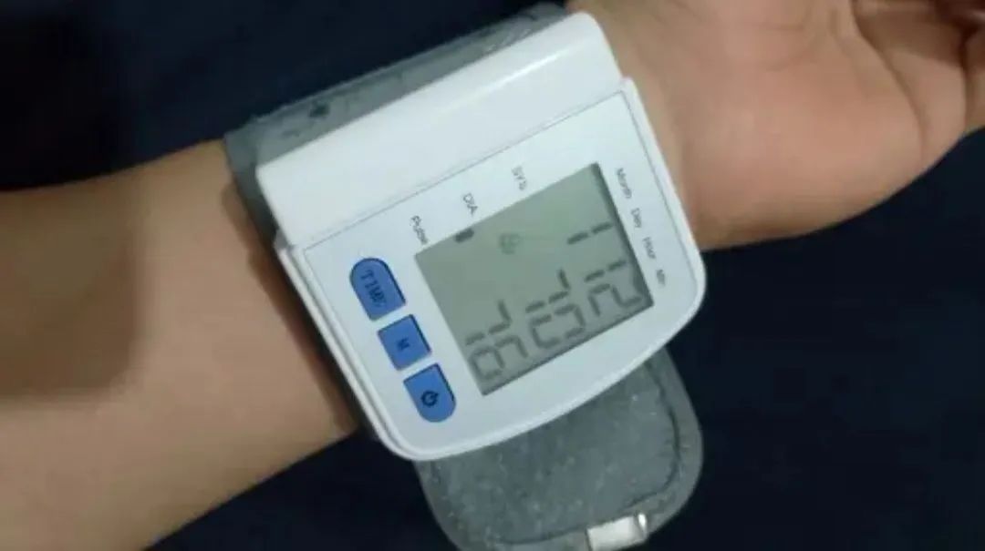 Monitor de pressão arterial de pulso automático - Foto 2