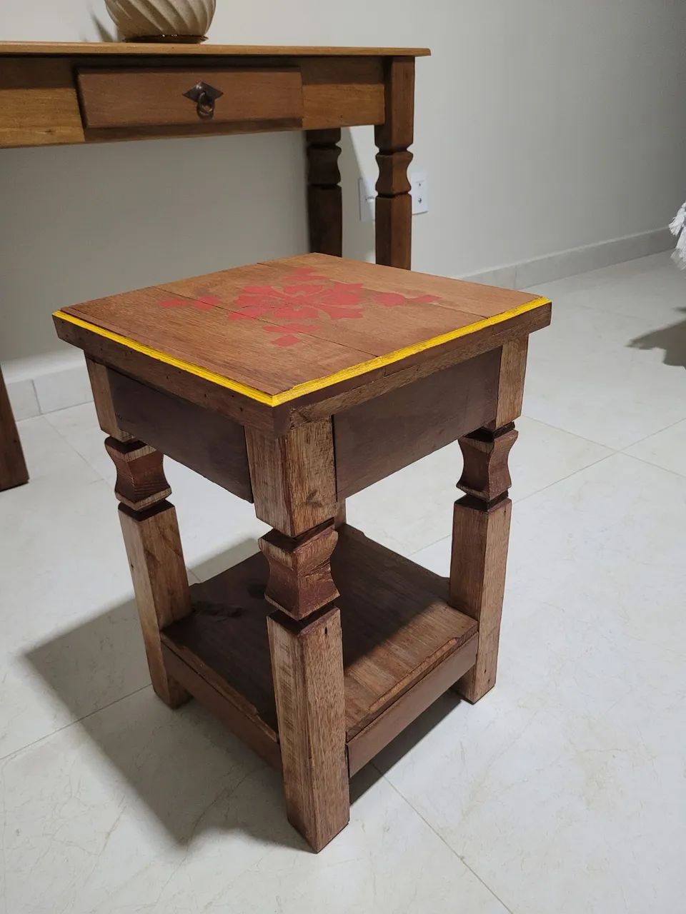 Mesa de Apoio Rústica em Madeira Maciça de Demolição - Foto 2