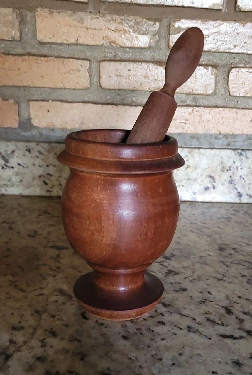 Antigo Pilão entalhado com socador