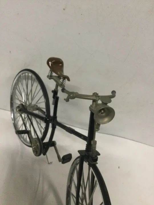 Bicicleta antiga de metal - Foto 5