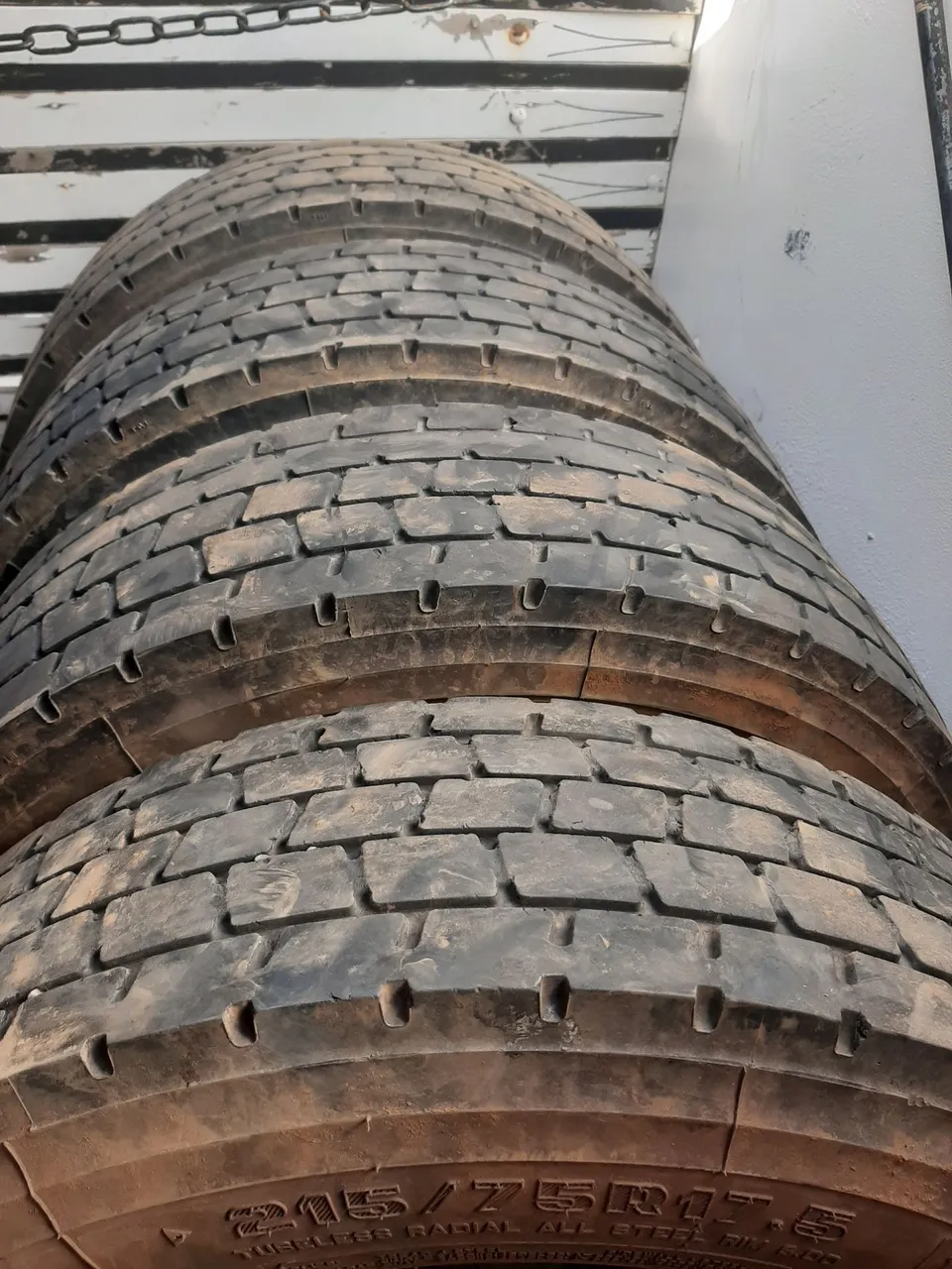 Pneus 215R17.5
