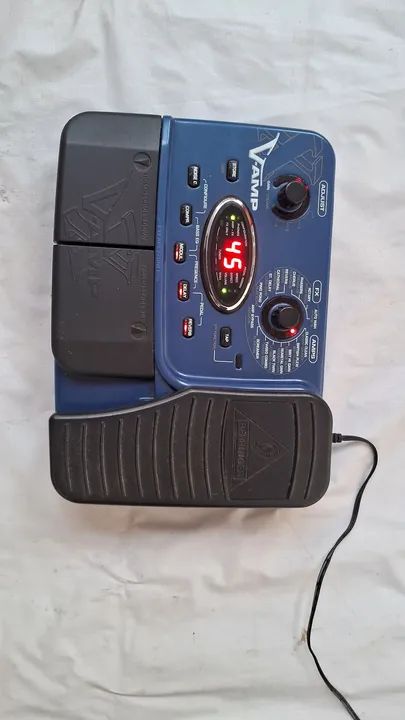 Pedaleira Behringer XV-Amp com multi-efeitos