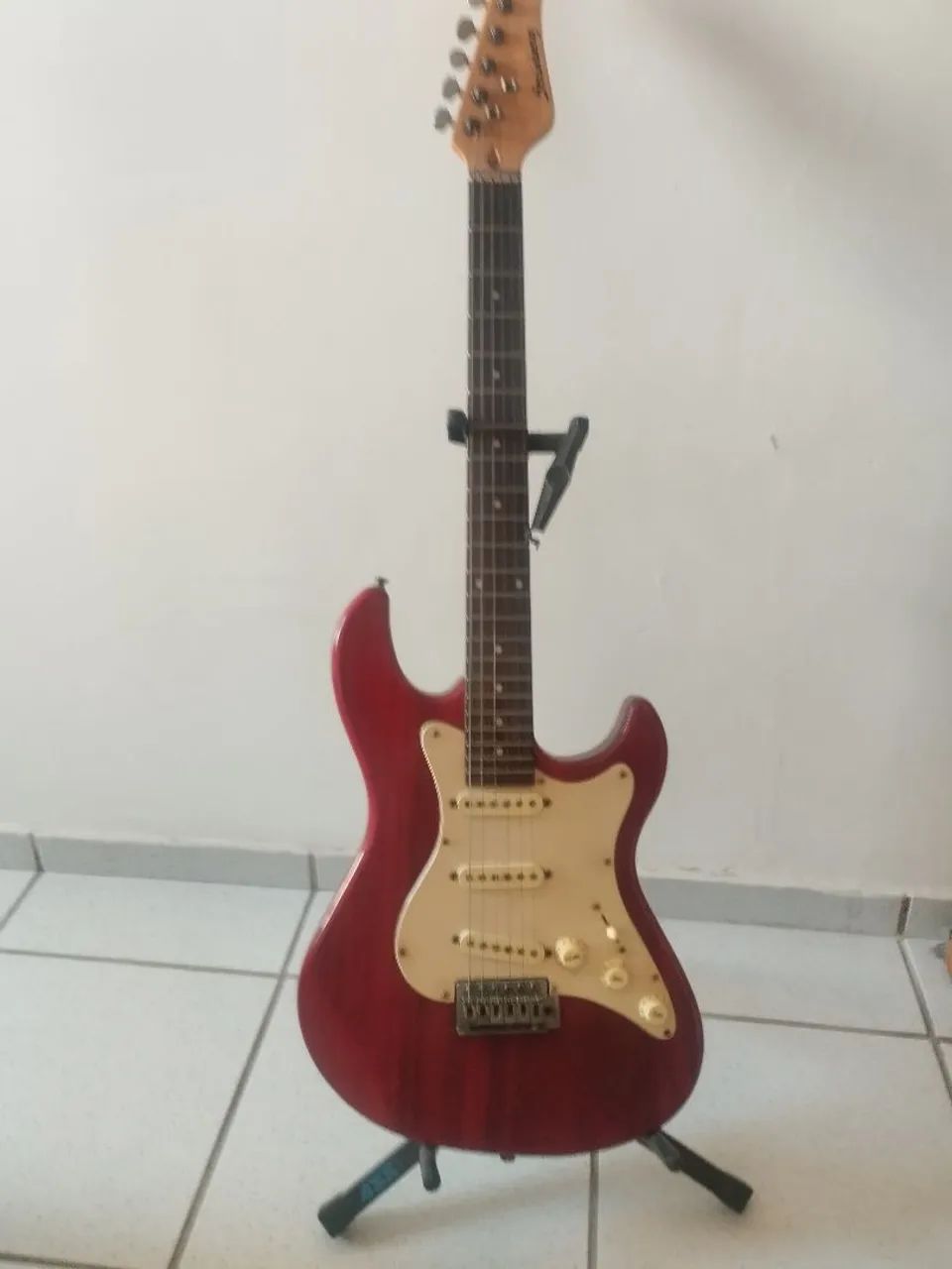 Guitarra modelo Stratocaster Strindberg com capa