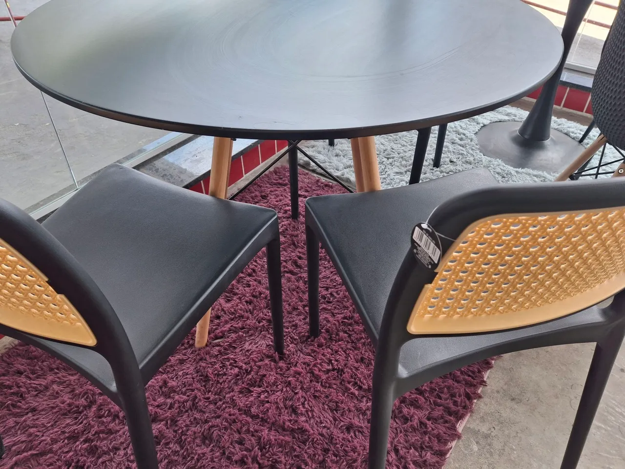 Mesa de Jantar Redonda Preta - 4 Cadeiras rattan preta em polipropileno