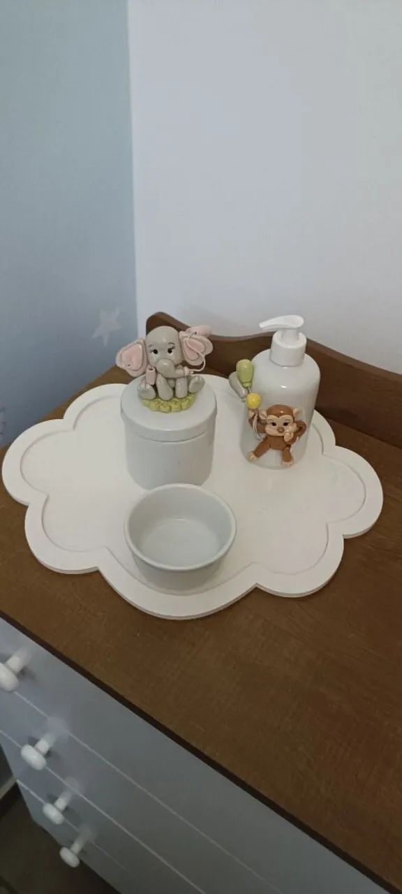 Kit higiene com personalizados biscuit e prateleira de MDF.