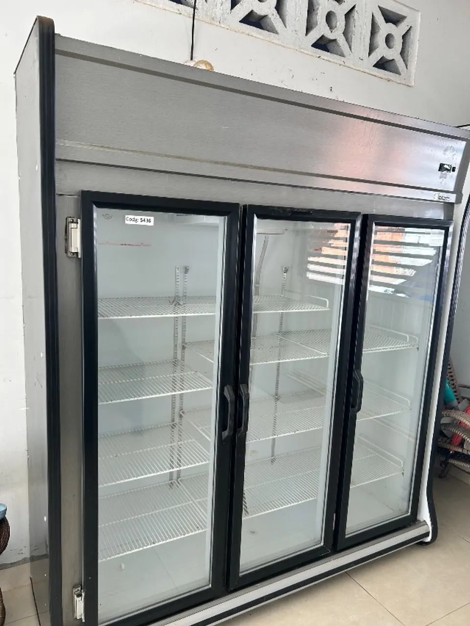Refrigerador/expositor vertical 3 portas 1200 litros portas de vidros +lD perimetral.