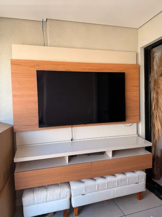 Painel de TV com rack suspenso 