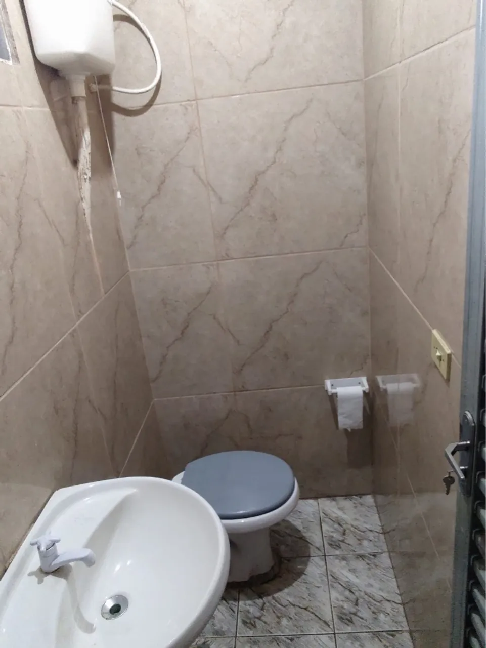 Alugo uma casa