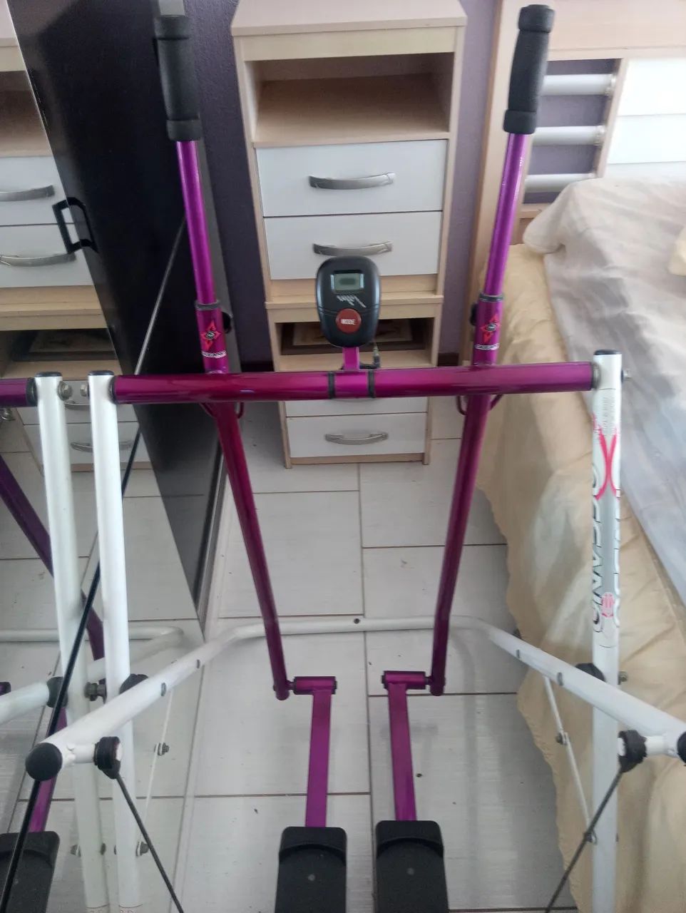 Simulador de caminhada com painel contador