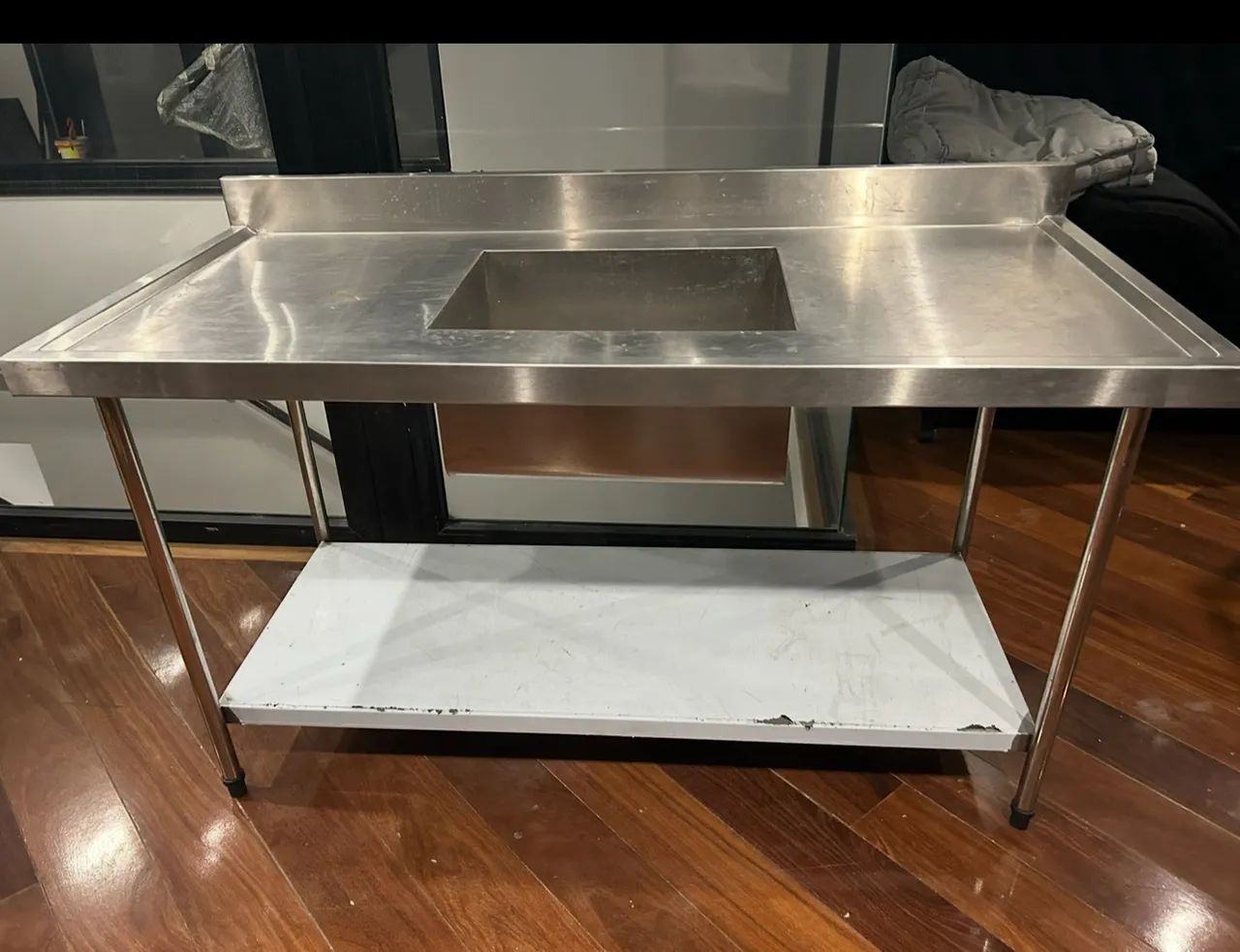 Mesa de trabalho em aço inox com pia