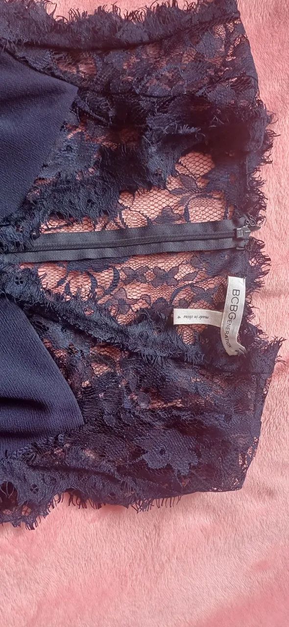 BCBGeneration - Vestido Azul Marinho com Detalhe em Renda - Foto 2