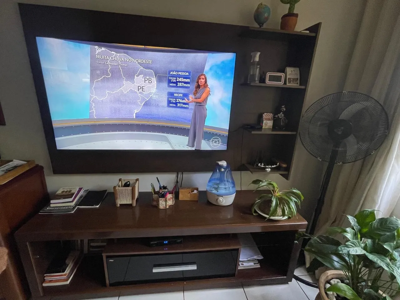 Móvel para TV Completo com Prateleiras e Rack