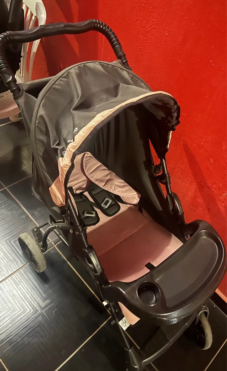 CARRINHO DE BEBÊ E BEBÊ CONFORTO
