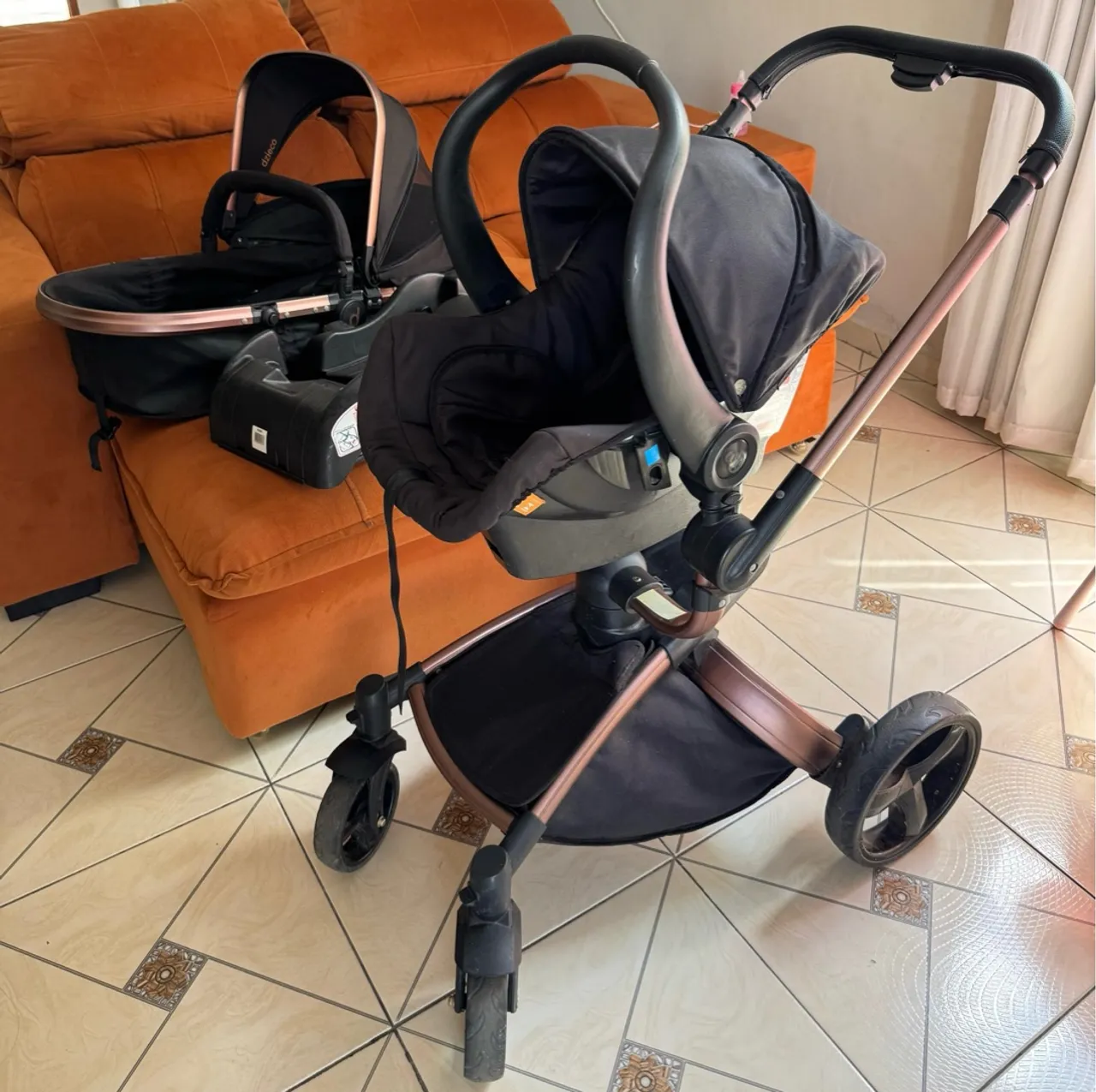 Vende-se esse kit carrinho e bebê conforto com base de por no carro