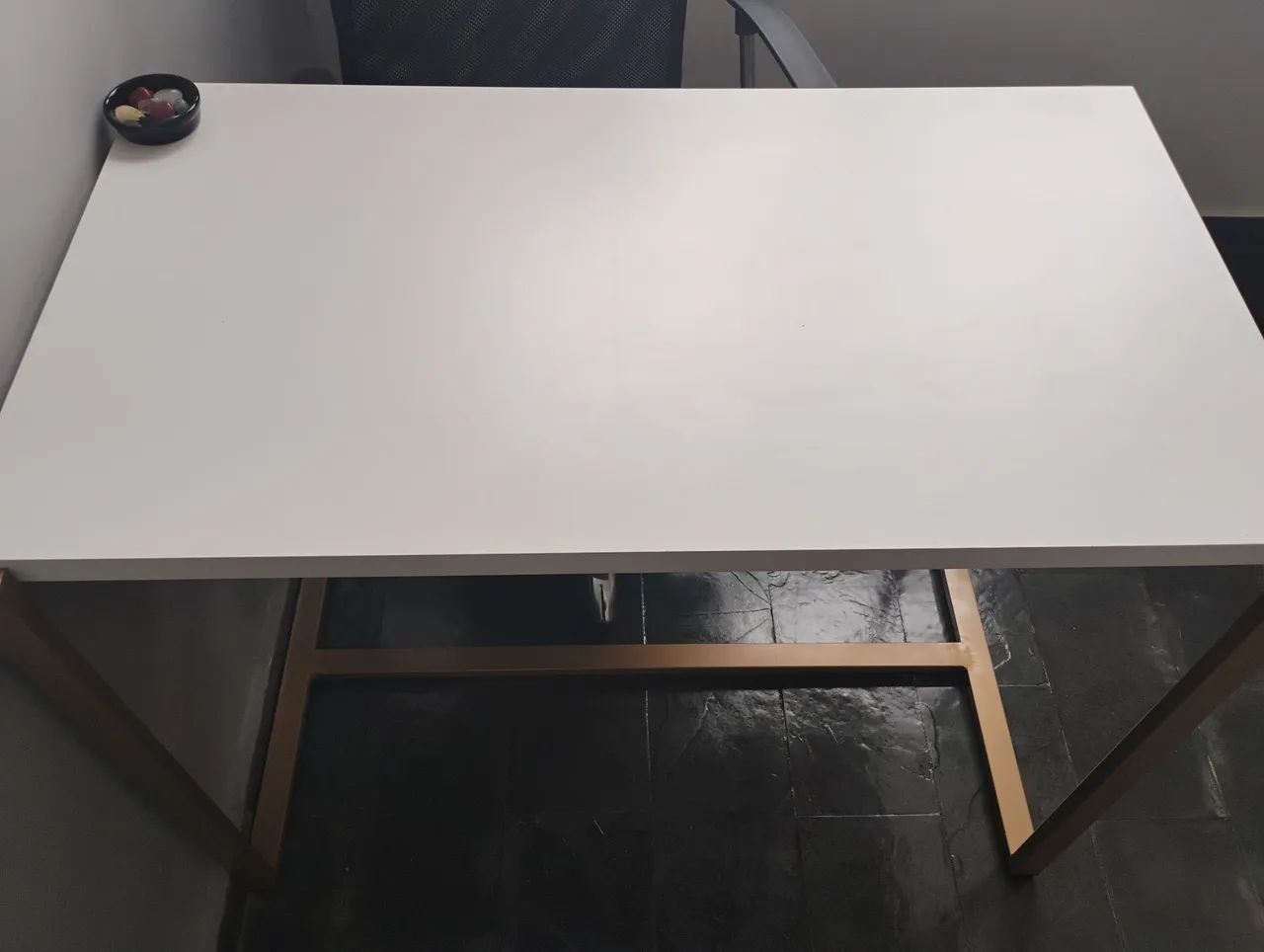 Vendo mesa estilo industrial branca e dourada - Foto 4