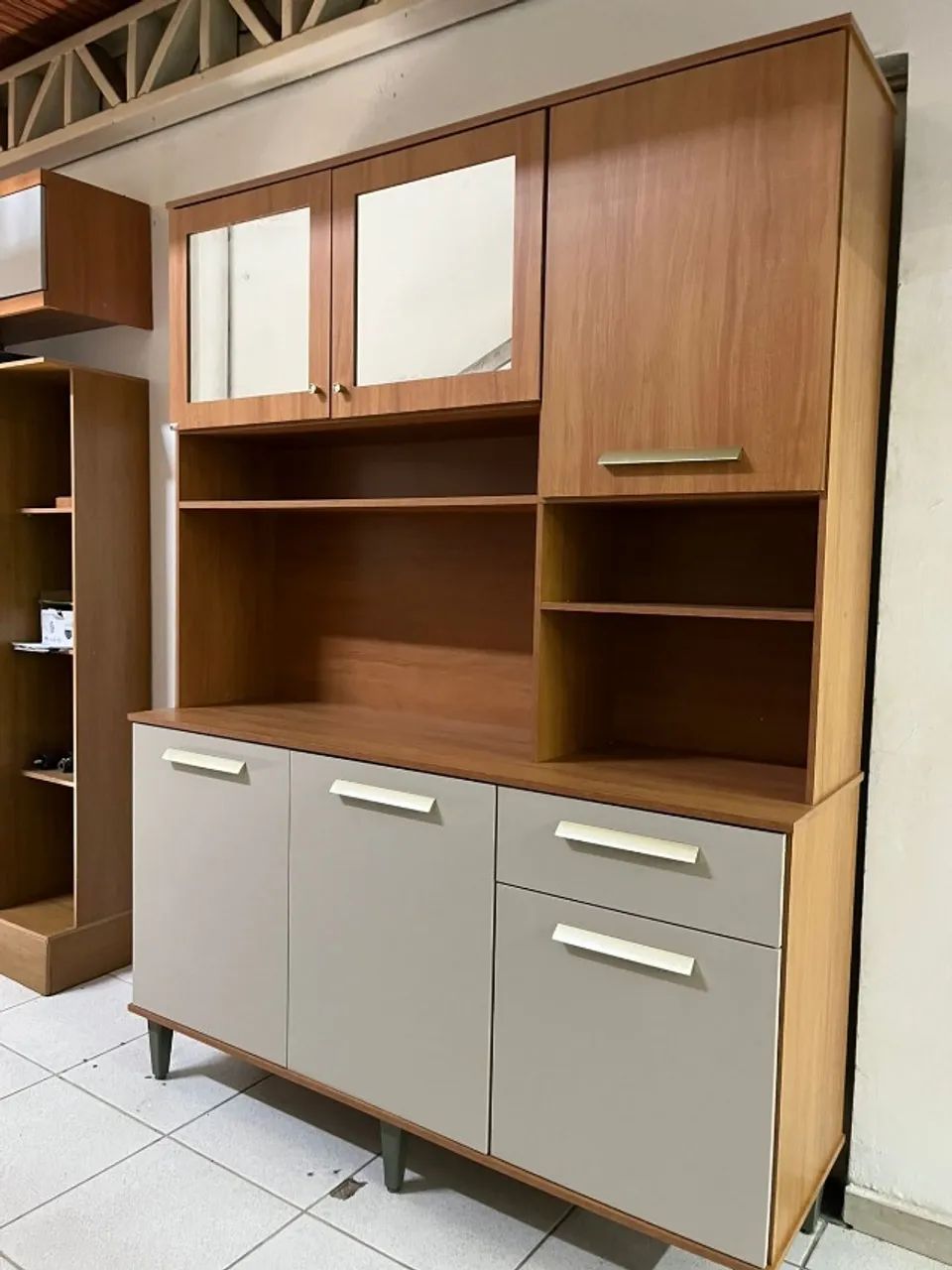 Armário de cozinha compacta com portas de vidro
