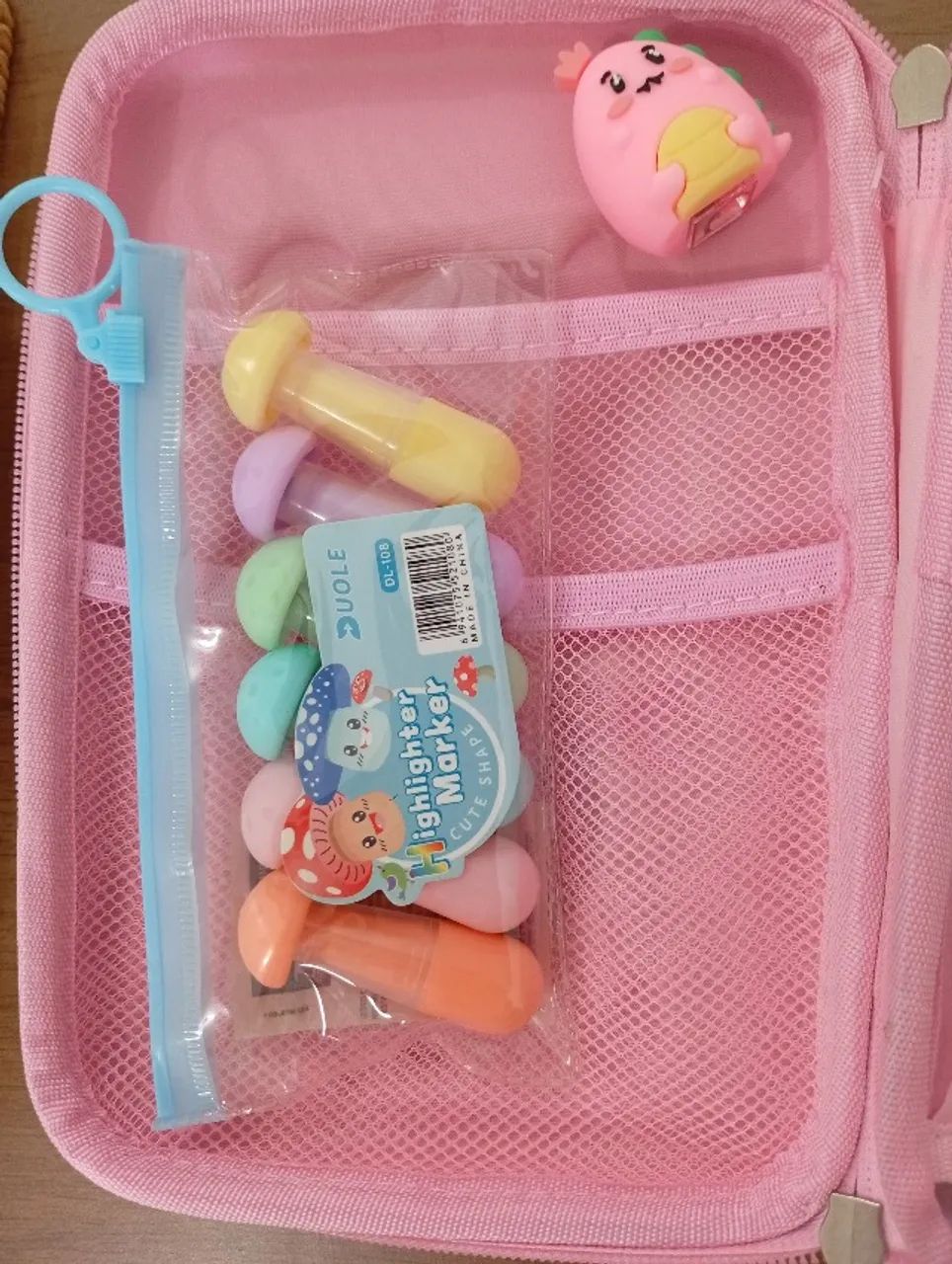 Material Escolar Kit 11 itens Estojo 3D, canetas, lápis, apontador, cola, mini marca texto - Foto 4