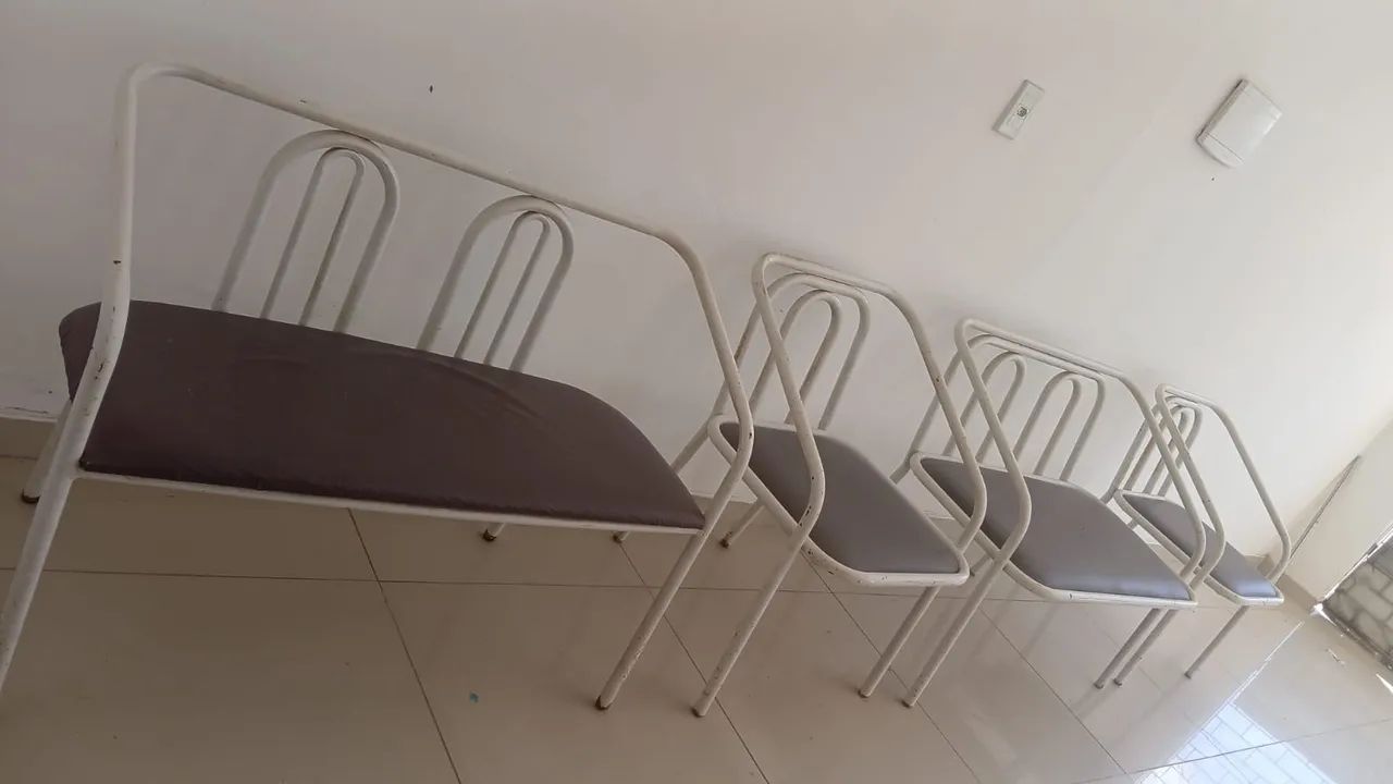 Cadeiras de metal com estofados