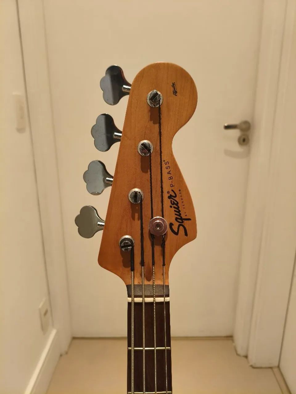Baixo Squier P Bass + Case e Suporte - Foto 3