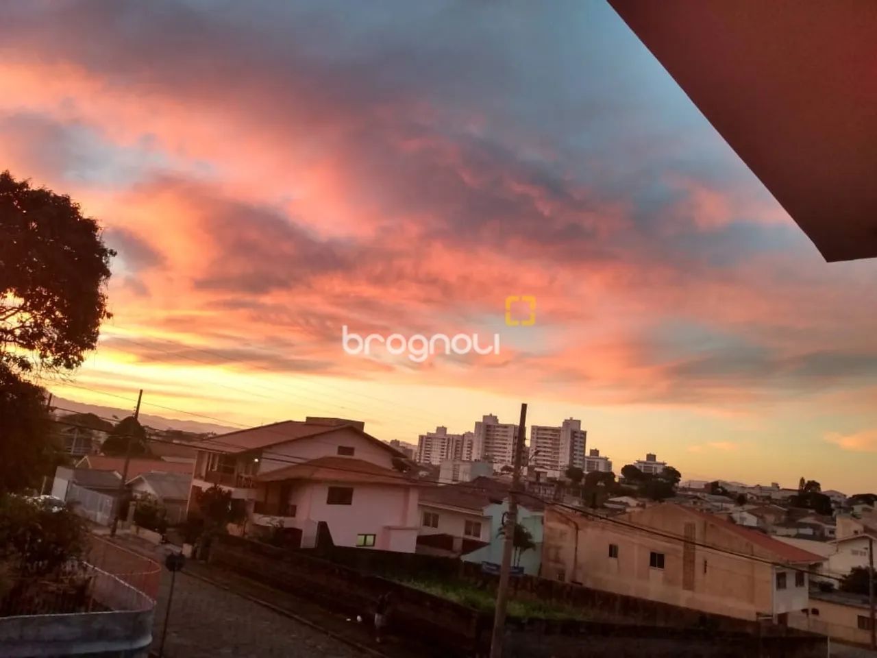 Casa ampla, 4 quartos 1 suíte, 2 vagas de garagem cobertas e edícula com lavanderia no Est - Foto 3